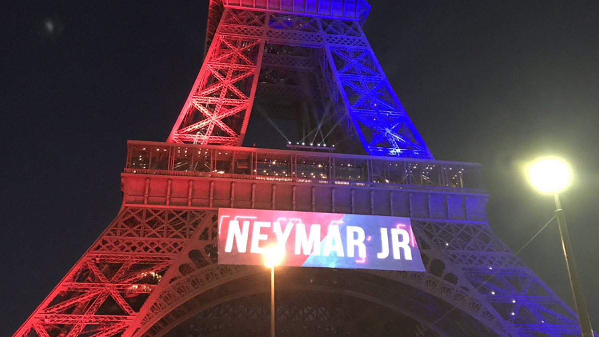 Tên 'Neymar JR' được gắn lên cả tháp Eiffel