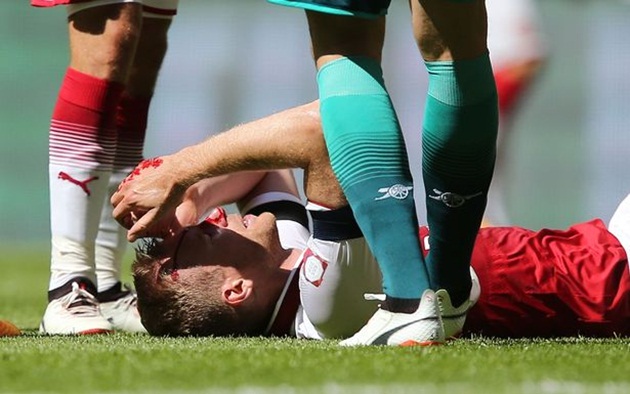 Va chạm đáng tiếc, Mertesacker đổ máu vì Chelsea