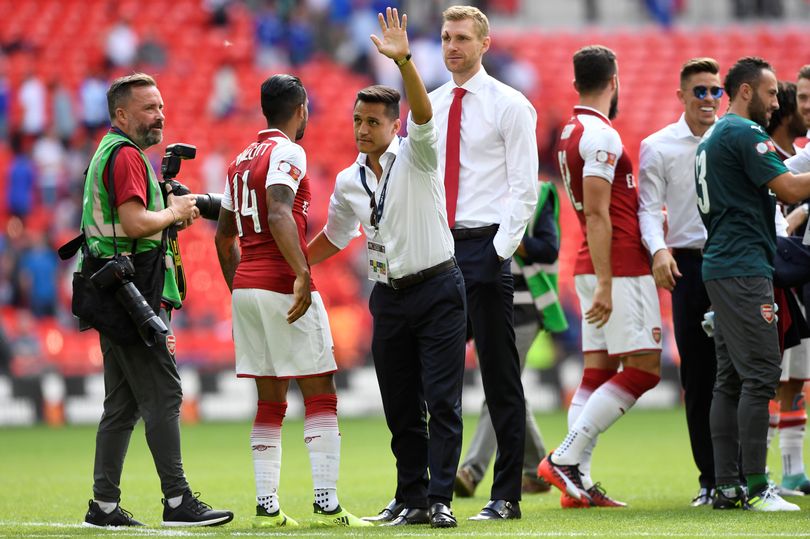 Ảnh bài viết Arsenal hạ Chelsea, Sanchez xuống tận sân ăn mừng