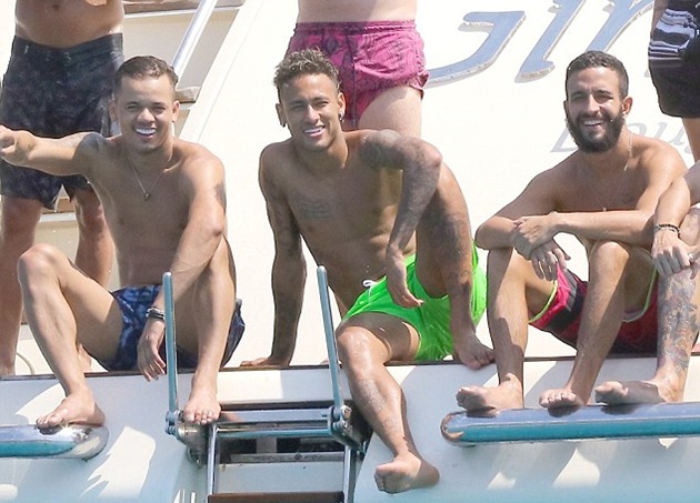 Ảnh bài viết Neymar du hí ở Saint Tropez, mừng chiến công của đội nhà