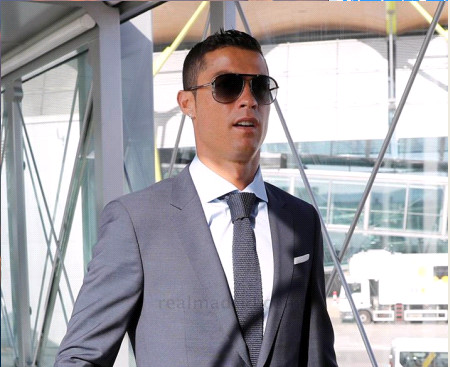 Ảnh bài viết Ronaldo dẫn đầu dàn "soái ca" Real Madrid đến Macedonia đấu M.U