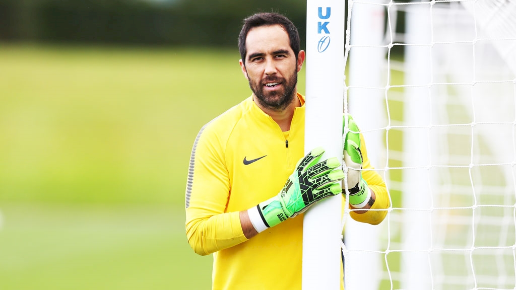 Claudio Bravo xuất hiện già nua trên sân tập Man City