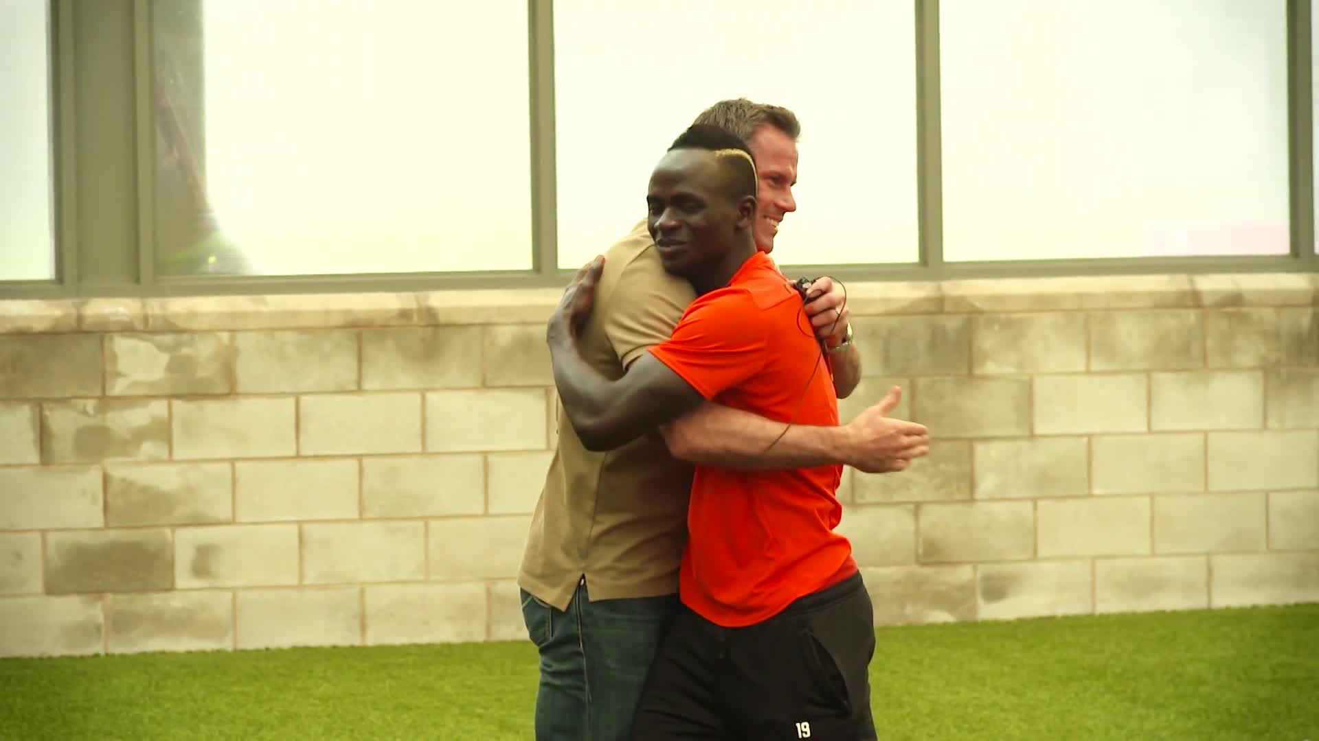 Khi Sadio Mane đối đầu Jamie Carragher