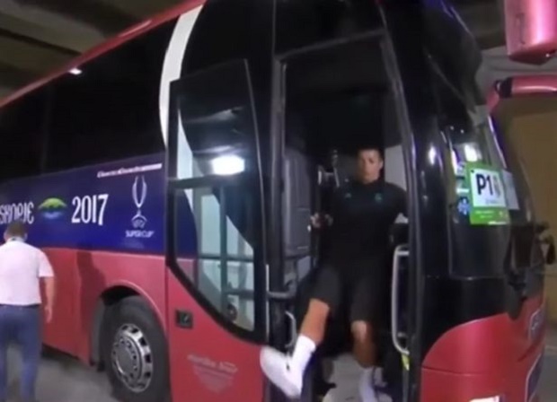 Rảo bước xuống xe bus, Ronaldo suýt ngã 'sấp mặt'