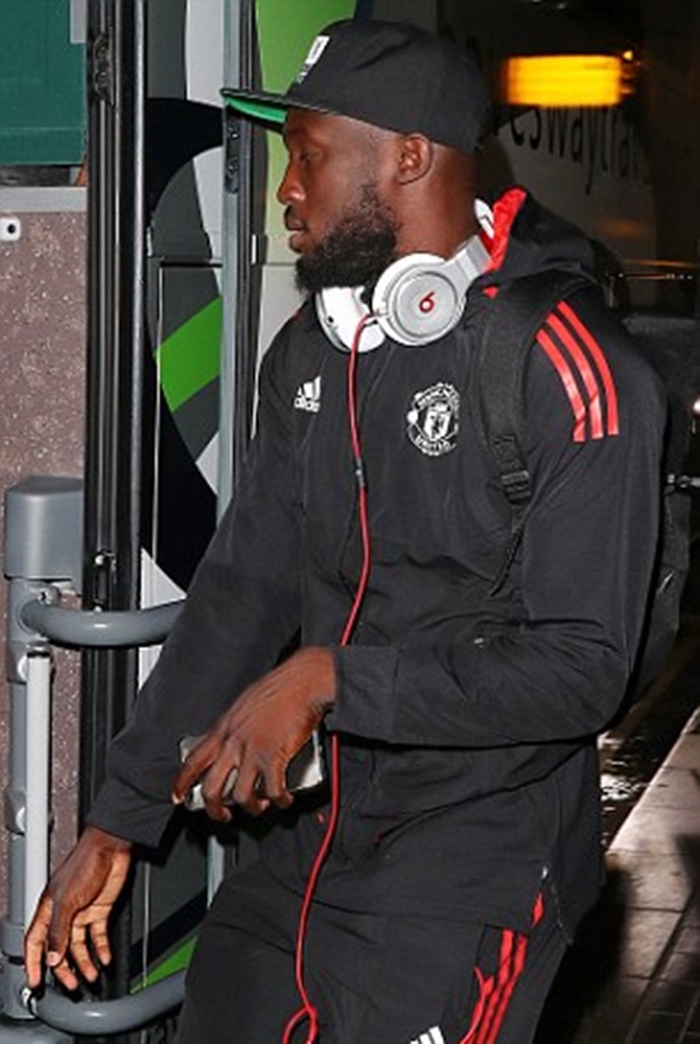 Thua Real, Lukaku trở về Anh trong trạng thái "không tỉnh táo"