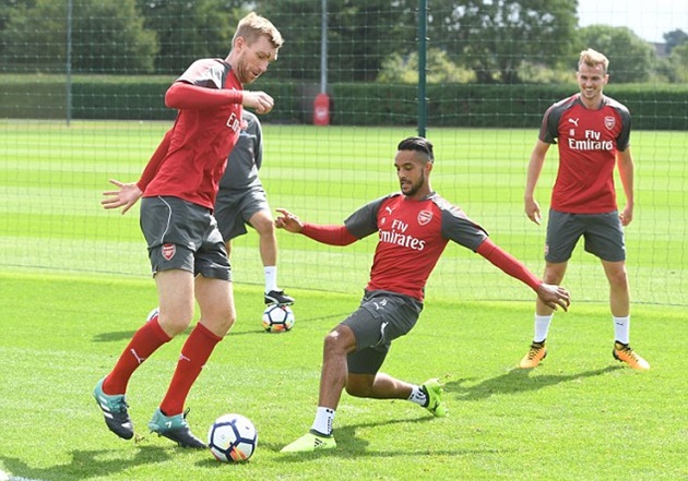 Mặc chấn thương, Mertesacker vẫn xỏ giày ra sân tập
