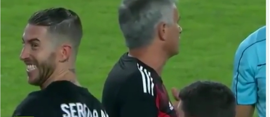 Ramos cười đểu, ám chỉ Mourinho "kém thông minh"