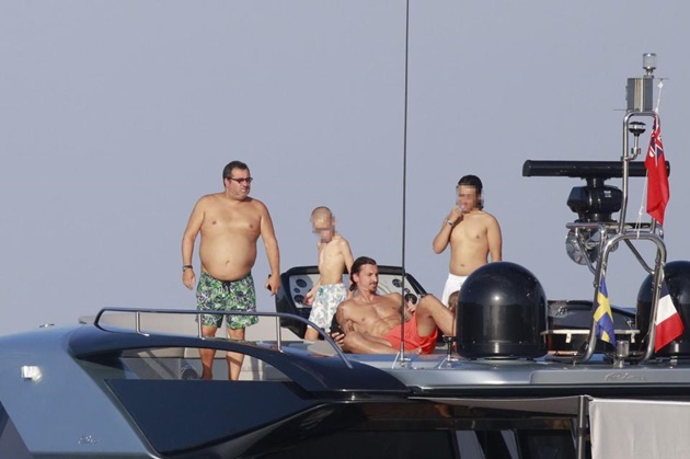 Ibrahimovic bị bắt gặp cặp kè với... Raiola tại miền Nam nước Pháp