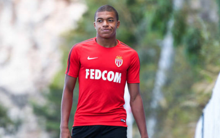Ảnh bài viết PSG rút lui, Mbappe lủi thủi ra sân tập cùng Monaco