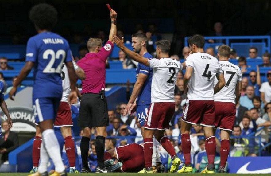 Ảnh bài viết Lĩnh thẻ đỏ chóng vánh, Cahill có xứng đáng là đội trưởng Chelsea?