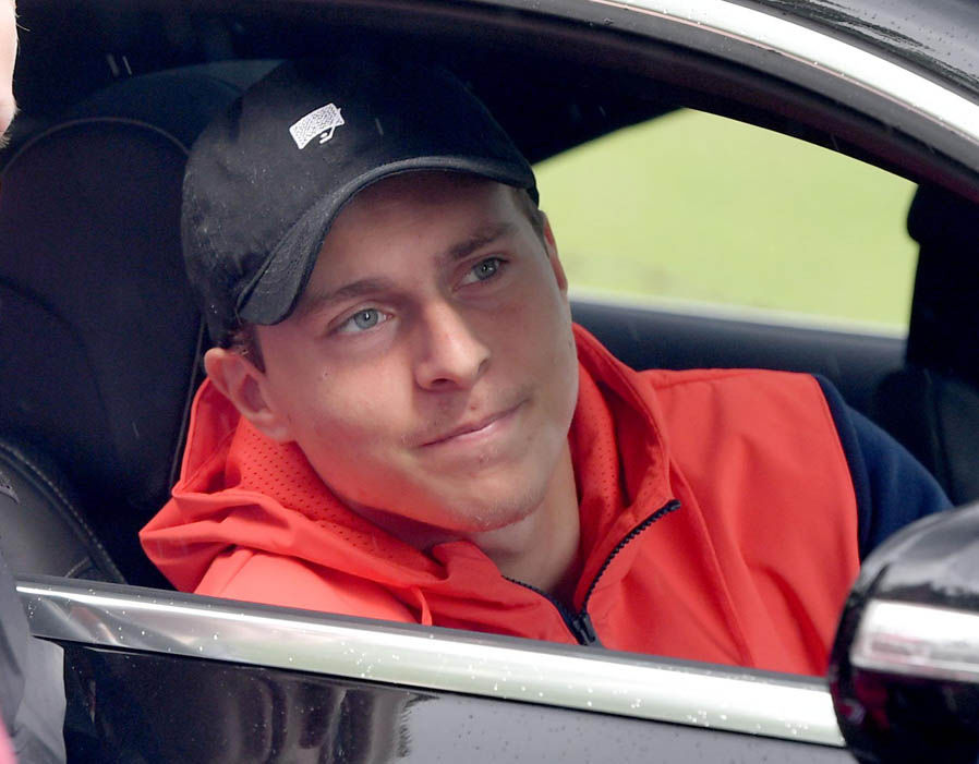 Đá tệ, nhưng Lindelof vẫn được fan Man Utd chào đón nhiệt tình