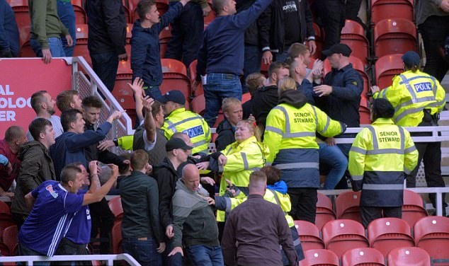 Ảnh bài viết Hỗn chiến ở Championship, trẻ em và cảnh sát phải nhập viện