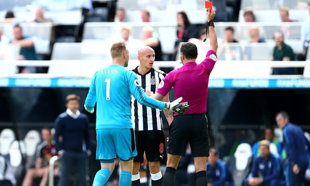 Benitez: Jonjo Shelvey rất hối hận vì chiếc thẻ đỏ