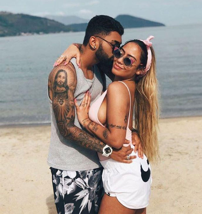 Em gái Neymar tình tứ cùng 'sao xịt' Inter bên bờ biển
