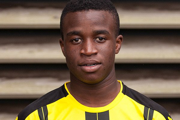 Thần đồng 12 tuổi Dortmund gây SỐC thế giới