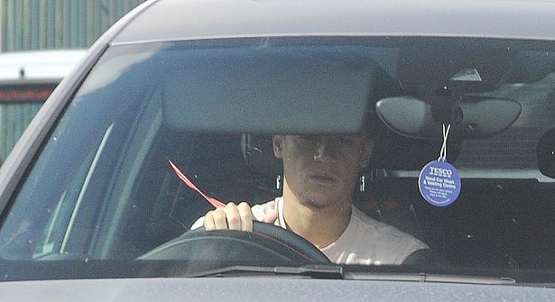 Ảnh bài viết Giữa bão tin đồn, Coutinho nhăn nhó trở lại sân tập