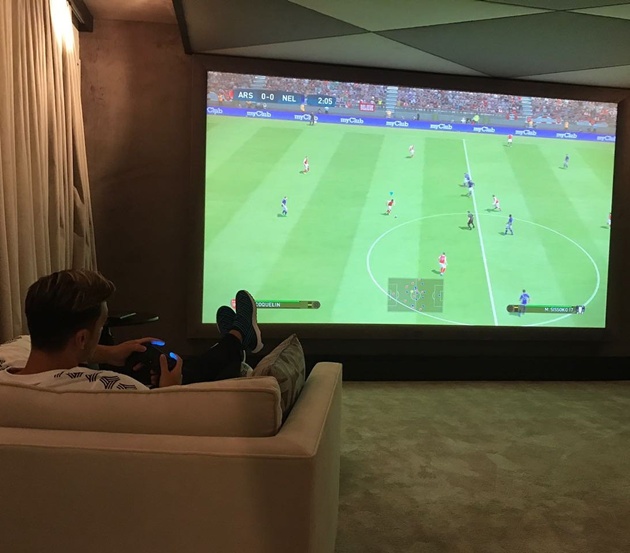 Mesut Oezil nhận gạch đá khi chơi PES tại gia