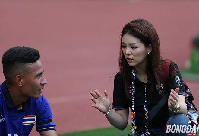 Nữ trưởng đoàn Thái Lan toát lên vẻ đẳng cấp trên đường Pitch