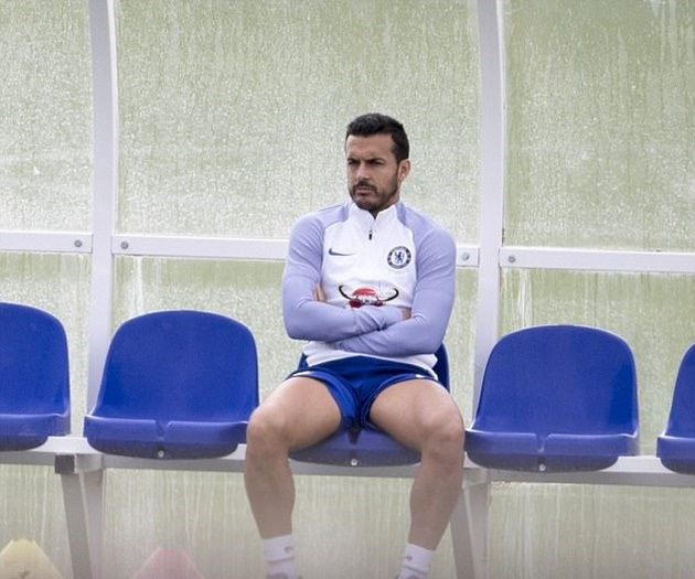 Ảnh bài viết Pedro âu sầu nhìn các đồng đội tập luyện trước đại chiến với Tottenham
