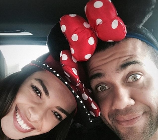 Ảnh bài viết Alves 'quậy tưng' cùng người vợ xinh đẹp tại Disneyland