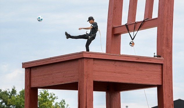 Ảnh bài viết Chán sân cỏ, Neymar đá bóng trên không trung