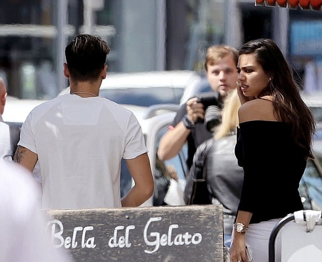 Ảnh bài viết Mesut Oezil 'dính như sam' bên gái xinh như mộng