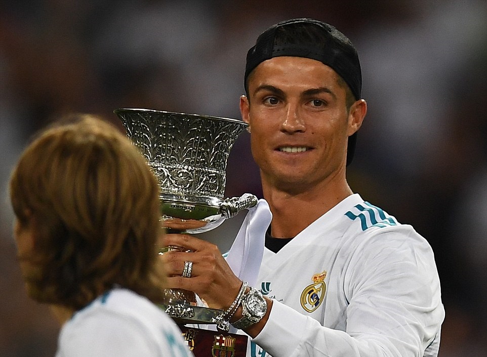 Ảnh bài viết Ronaldo ngạo nghễ trên khán đài, nhìn đồng đội hành hạ Barca