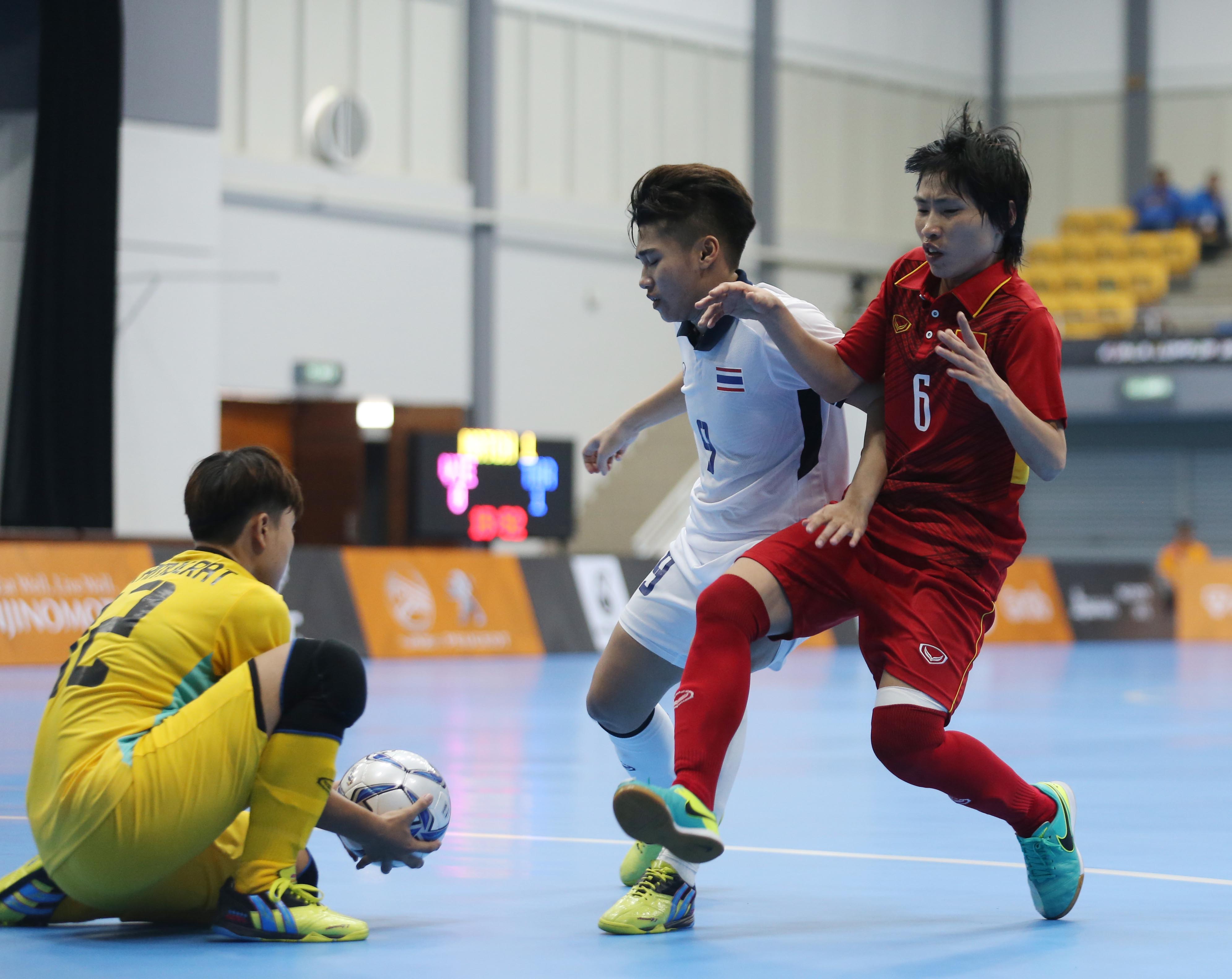 Futsal nữ Việt Nam chịu thua người Thái sau 20 phút