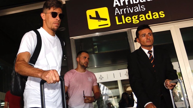 Ảnh bài viết Sao Arsenal ăn mặc cực chất ngày về Tây Ban Nha