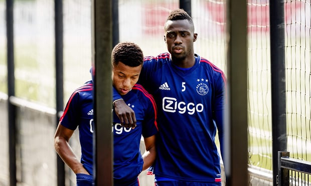 Sếp lớn Ajax thừa nhận sắp bán Davinson Sanchez