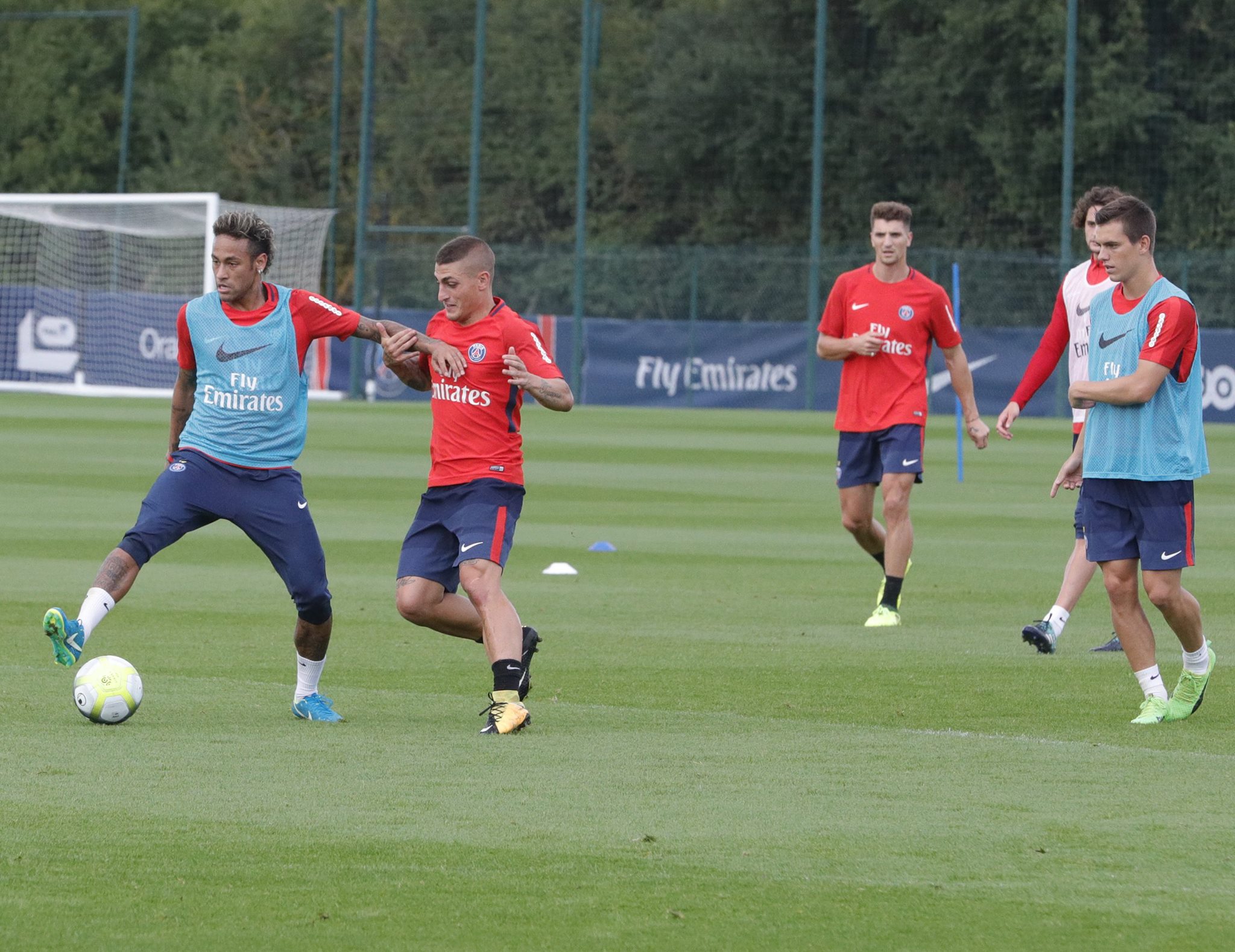 Ảnh bài viết Verratti 'bở hơi tai' theo kèm Neymar trong buổi tập của PSG