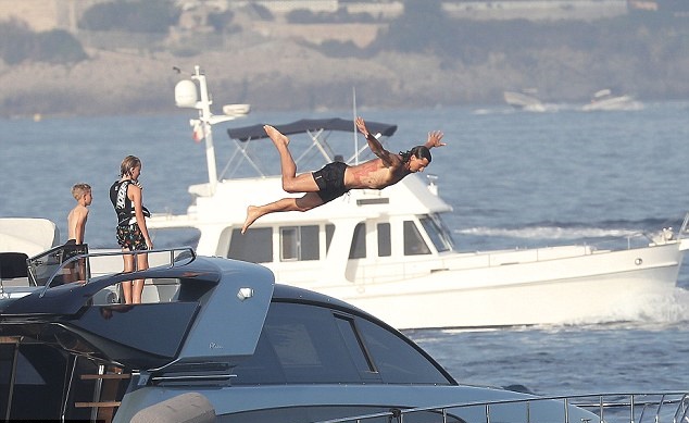 Ảnh bài viết Ibrahimovic 'sải cánh' như một vị thần chinh phục biển cả