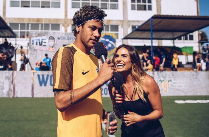 MC xinh đẹp của ESPN "thả thính" Neymar
