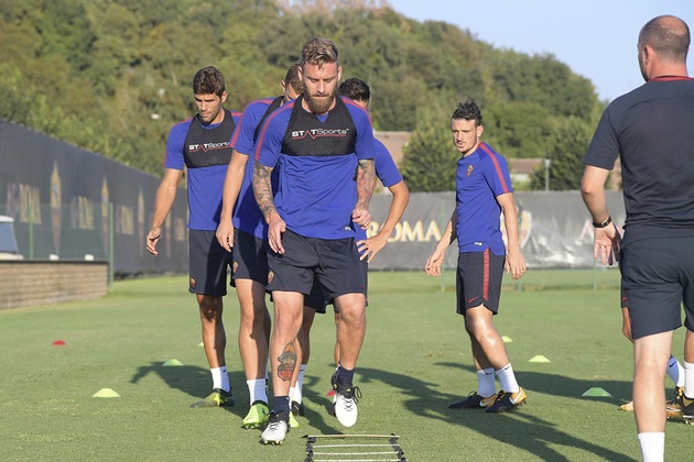 Ảnh bài viết Roma tập luyện bữa cuối, trước khi "đem chuông đi đánh xứ người"