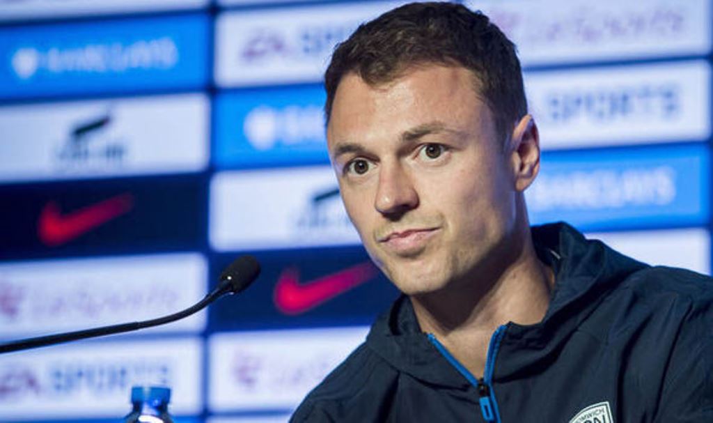 Tony Pulis xác nhận Arsenal đã hỏi mua Evans
