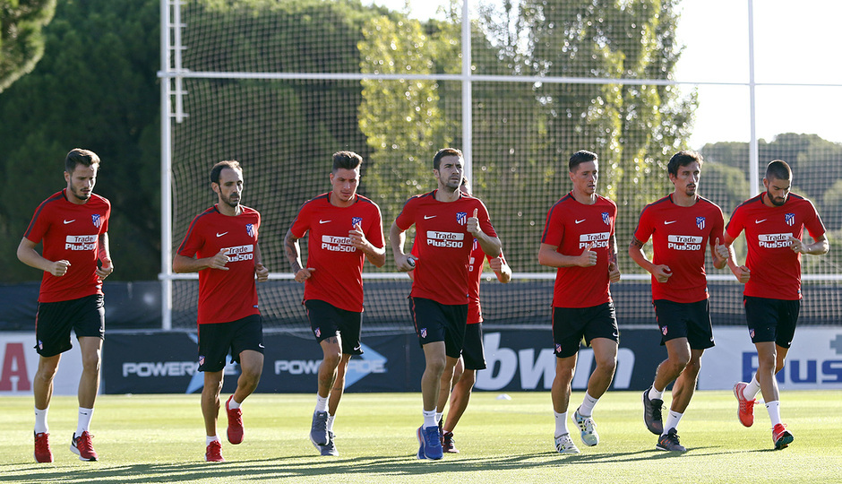 Ảnh bài viết Bị cầm hòa ngày ra quân, sao Atletico lầm lì trở về sân tập