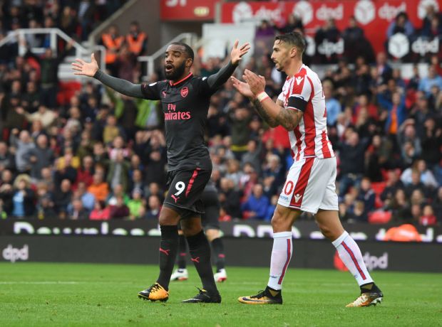 Ảnh bài viết Dư âm Stoke 1-0 Arsenal: 'Có một âm mưu chống lại Pháo thủ'