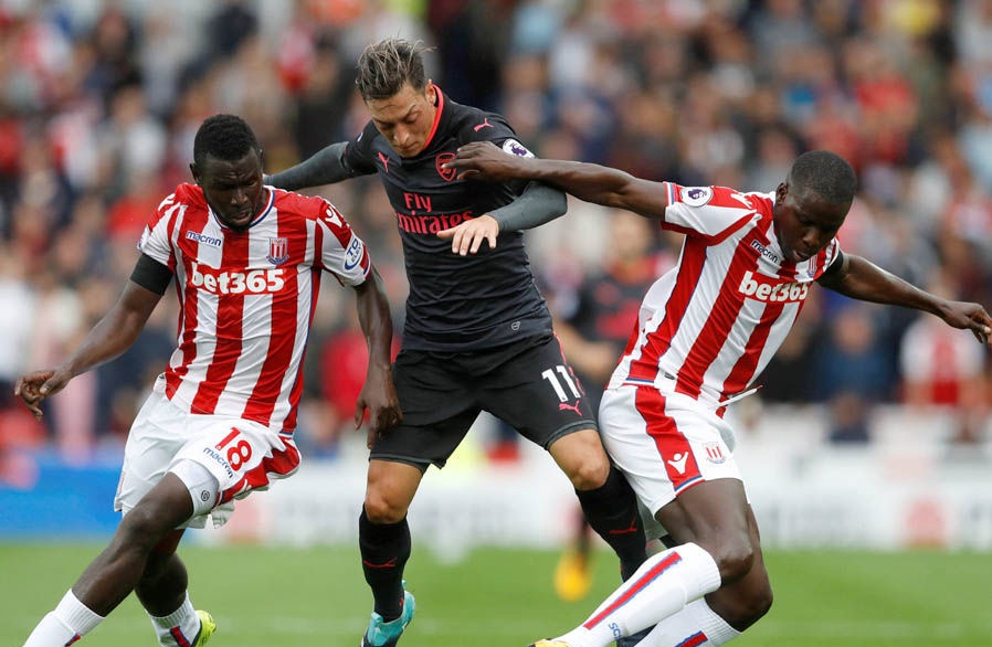 Ảnh bài viết "Oezil quá tệ, là gánh nặng của Arsenal"