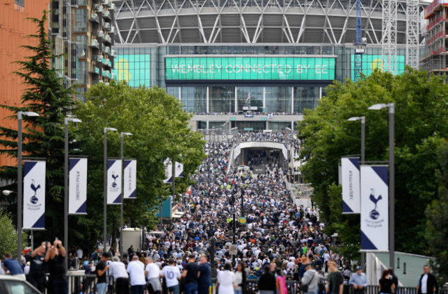 Wembey 'kẹt xe' trước giờ Derby London