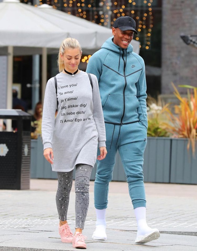 Anthony Martial dạo phố cùng bạn gái xinh như mộng