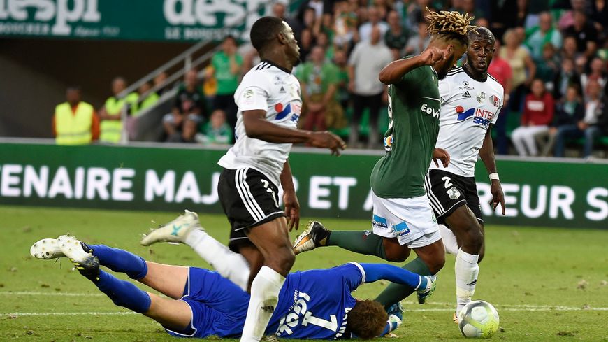 Sau vòng 3 Ligue 1: 'Ngựa ô' lộ diện, nước Pháp thành show diễn của Neymar