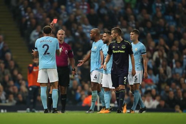 Ảnh bài viết CĐV Man City "sôi máu" sau chiếc thẻ đỏ tai hại của Kyle Walker