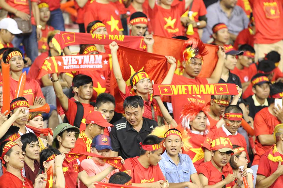 CĐV Việt Nam cháy hết mình trên khán đài sân Selayang