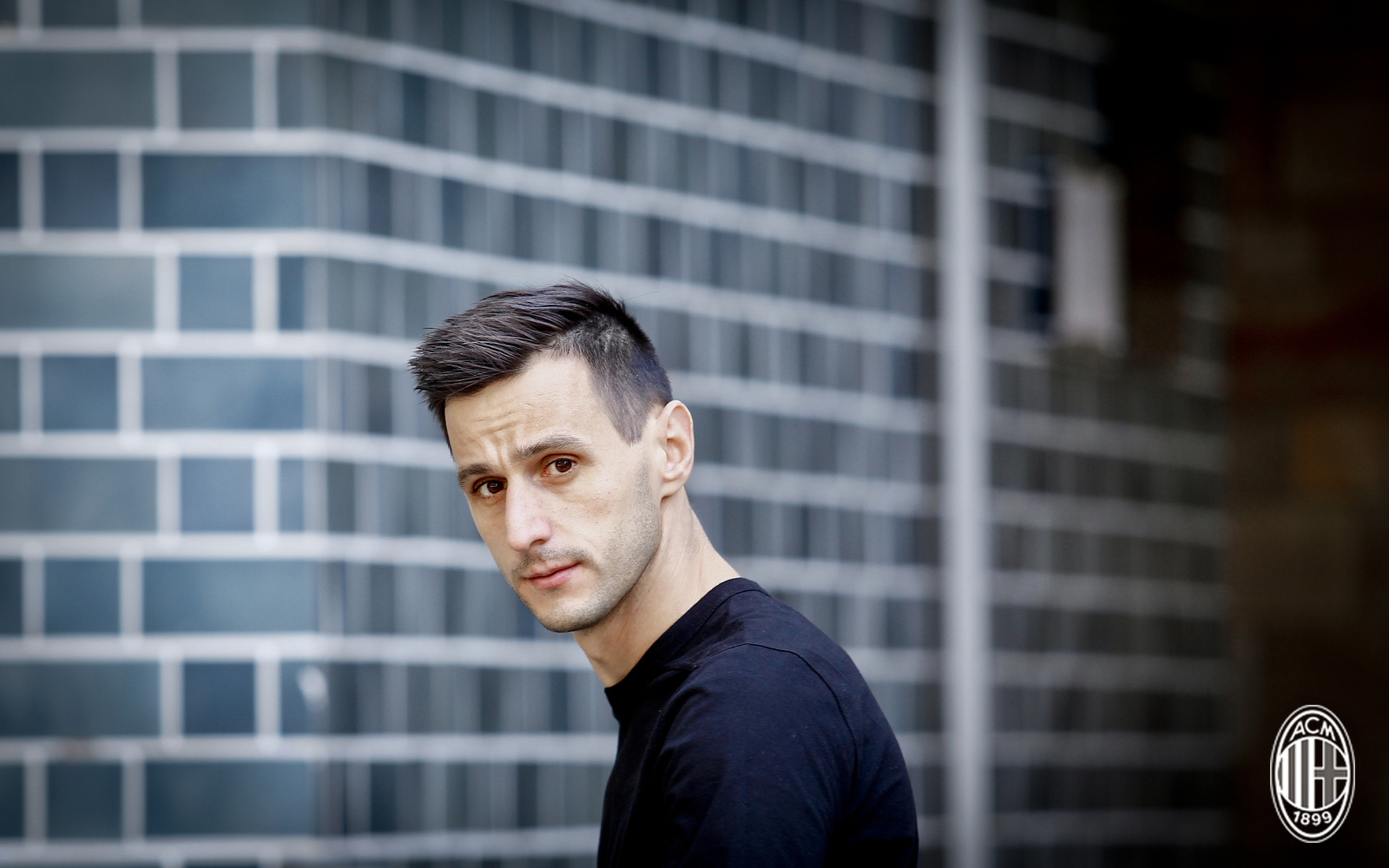 Ảnh bài viết Chốt sổ 'dùm' Milan, sao Croatia nhận luôn số áo huyền thoại 