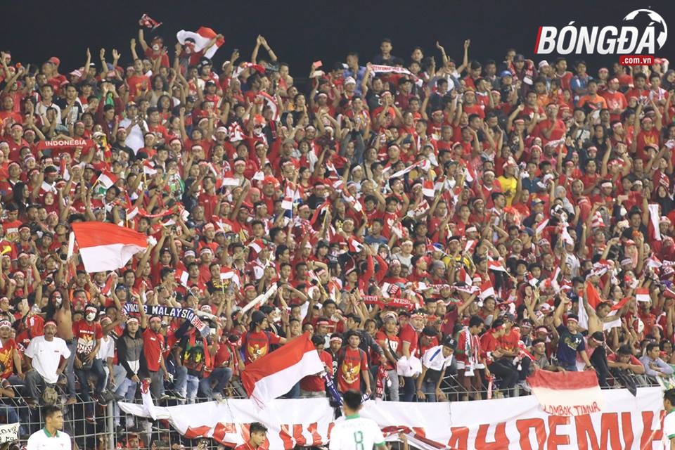 Chùm ảnh: Dàn cổ động viên hùng hậu của U22 Indonesia
