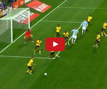 Marcos Rojo chuyền bóng phong cách rabona đầy ngẫu hứng