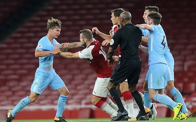 Một mình đánh hai cầu thủ Man City, Wilshere bị đuổi đầy xấu hổ