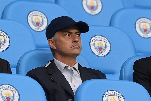 Ảnh bài viết Mourinho xuất hiện cực ngầu ở Etihad, thám thính Man City