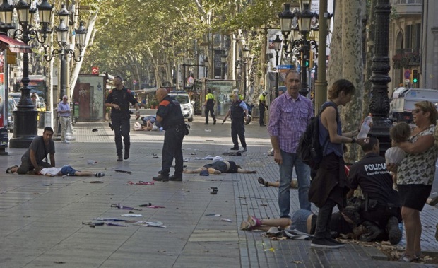 Sao Barcelona xông xáo trợ giúp nạn nhân sau vụ khủng bố tại phố đi bộ
