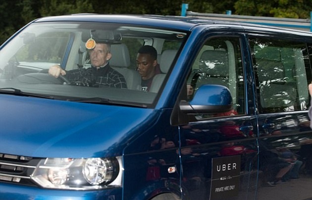 Ảnh bài viết Thu nhập khủng, sao M.U vẫn tiết kiệm gọi taxi đến sân tập